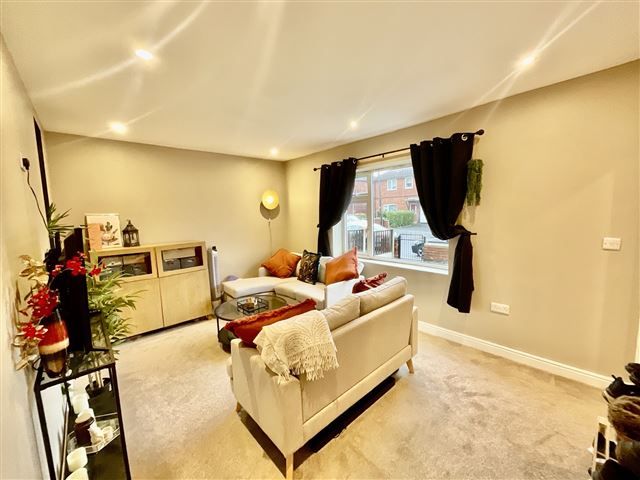 Property photo 3 of 21 Lounge