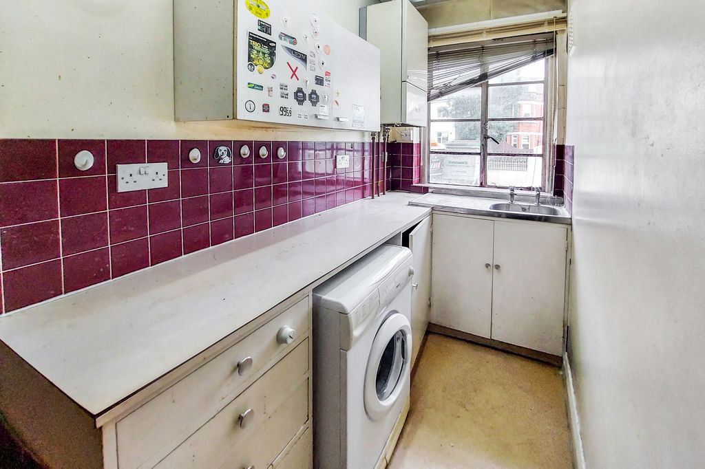Property photo 3 of 12 Flat 6, 859 Garratt Lane, Tooting, London, Sw17 0LX