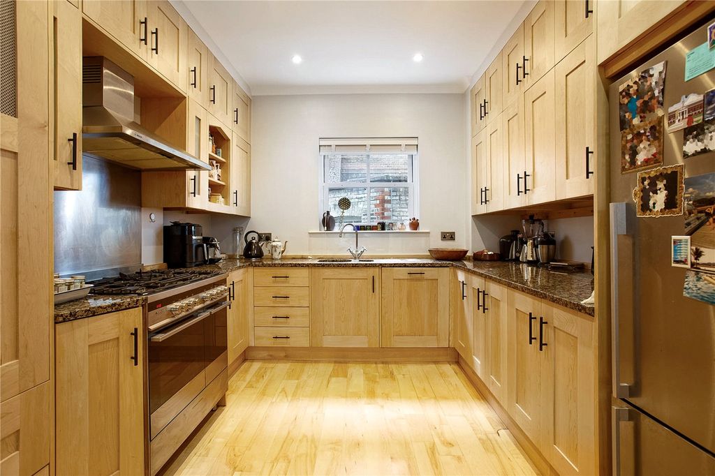 Property photo 3 of 8 Kitchen