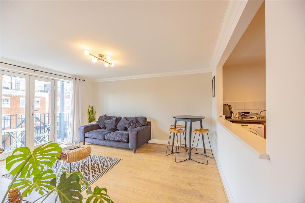 Property photo 2 of 17 Lounge