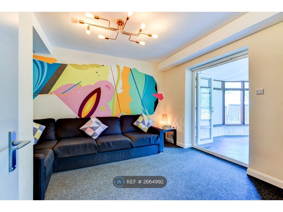 Property photo 1 of 17 Lounge