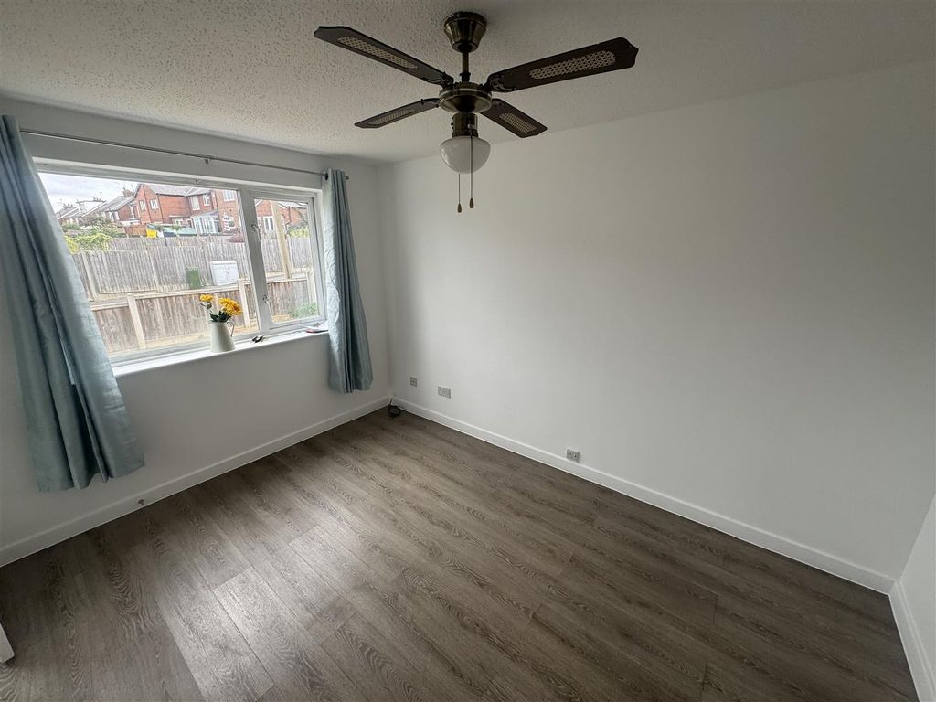 Property photo 3 of 5 Lounge
