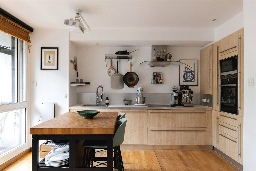 Property photo 2 of 12 Keeling House, E2