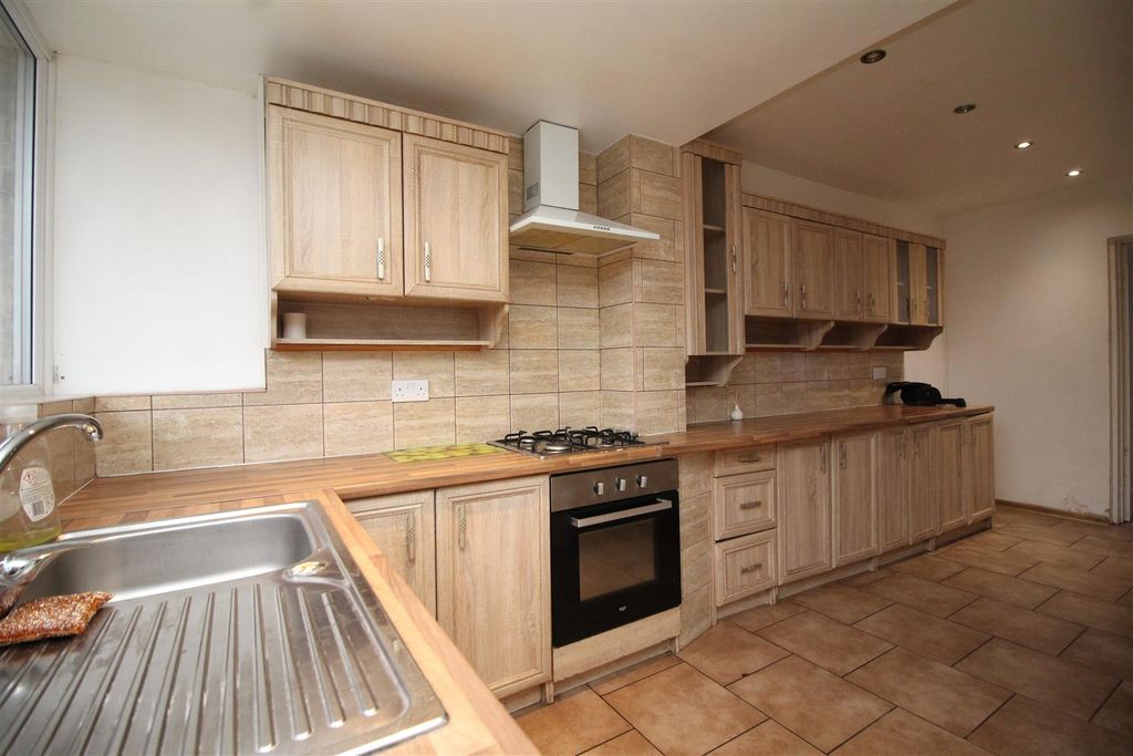 Property photo 3 of 10 Kitchen 2 .Jpg