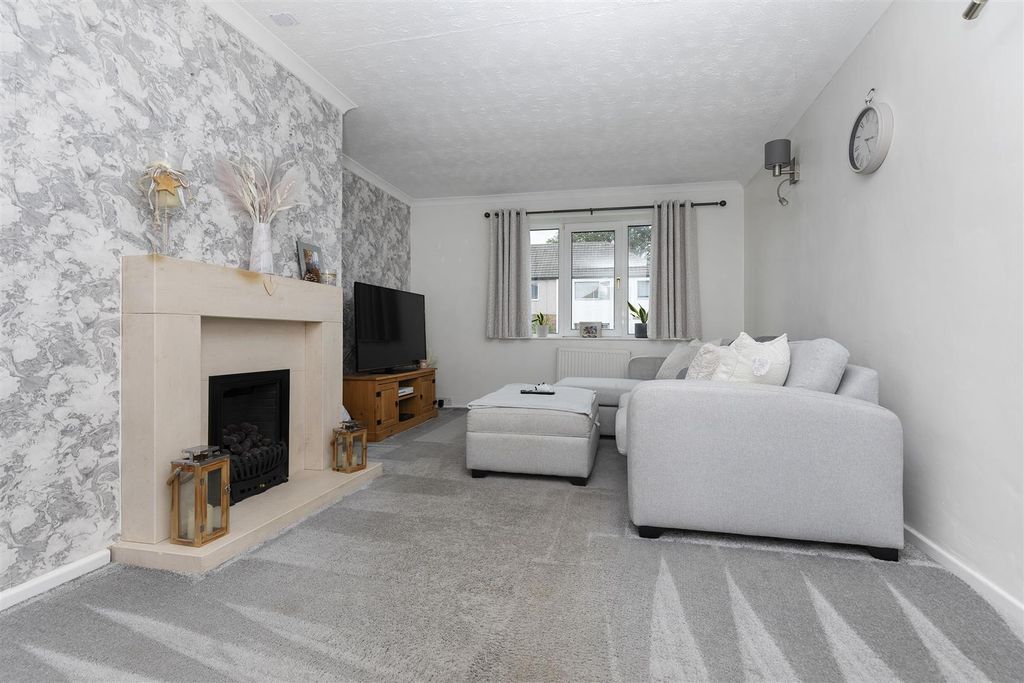 Property photo 2 of 33 Living Room