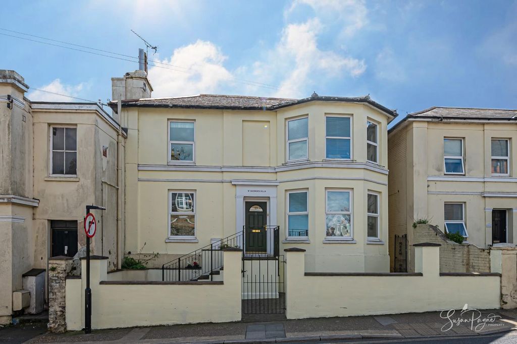 Property photo 3 of 48 St Georges Villa