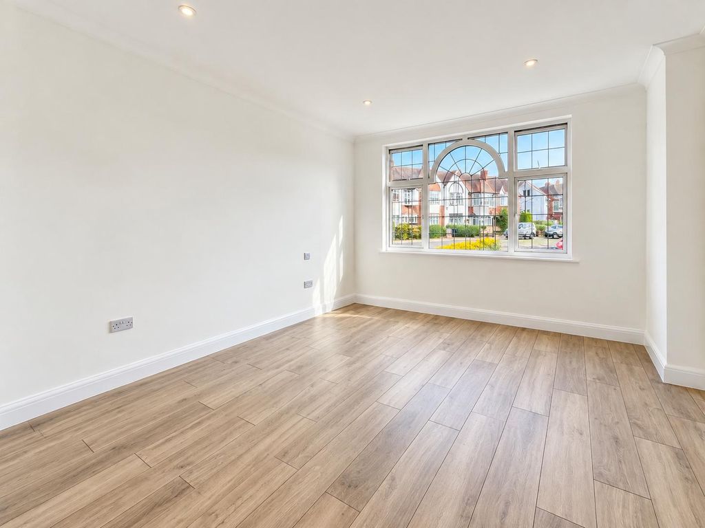 Property photo 2 of 13 9 East Court, Wembley, Ha0 3Qj (2)
