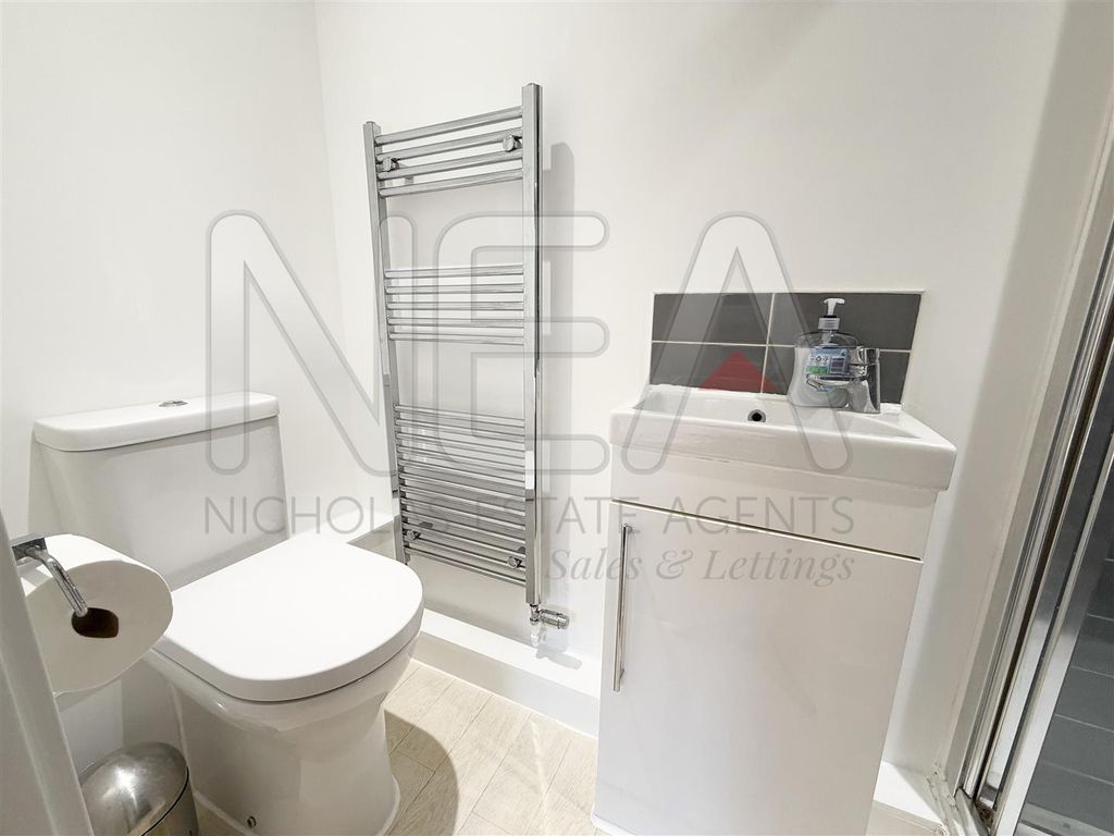 Property photo 2 of 9 En Suite