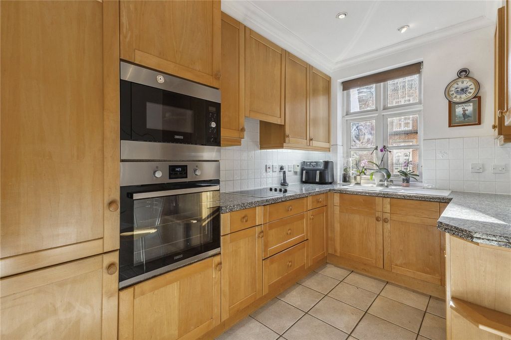 Property photo 3 of 12 Kitchen