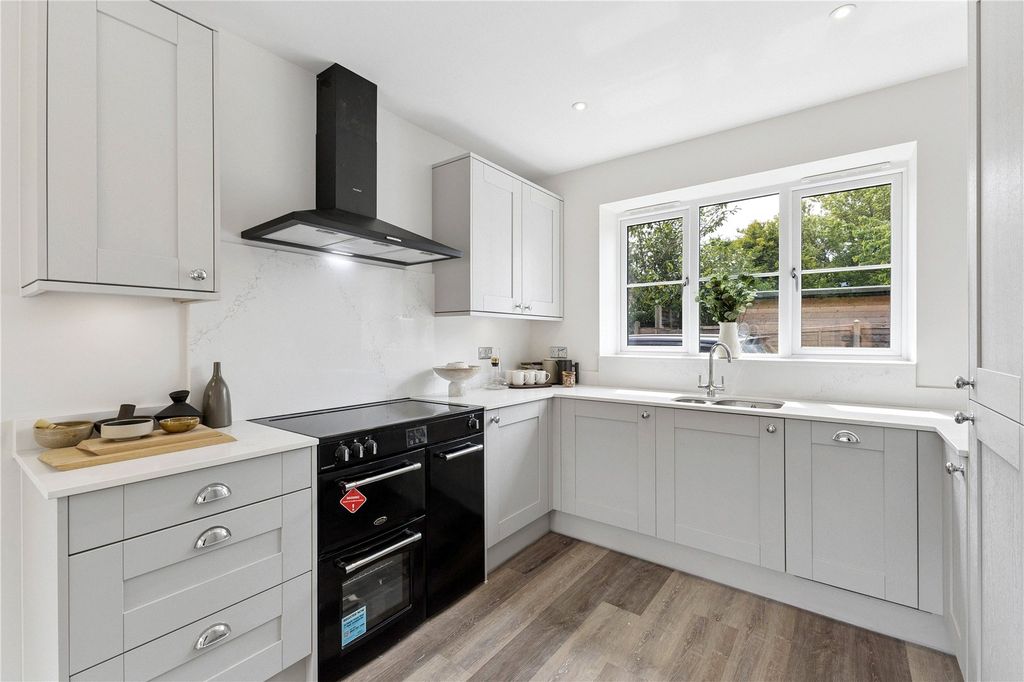 Property photo 3 of 11 Kitchen
