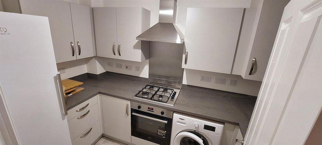 Property photo 3 of 10 Kitchen