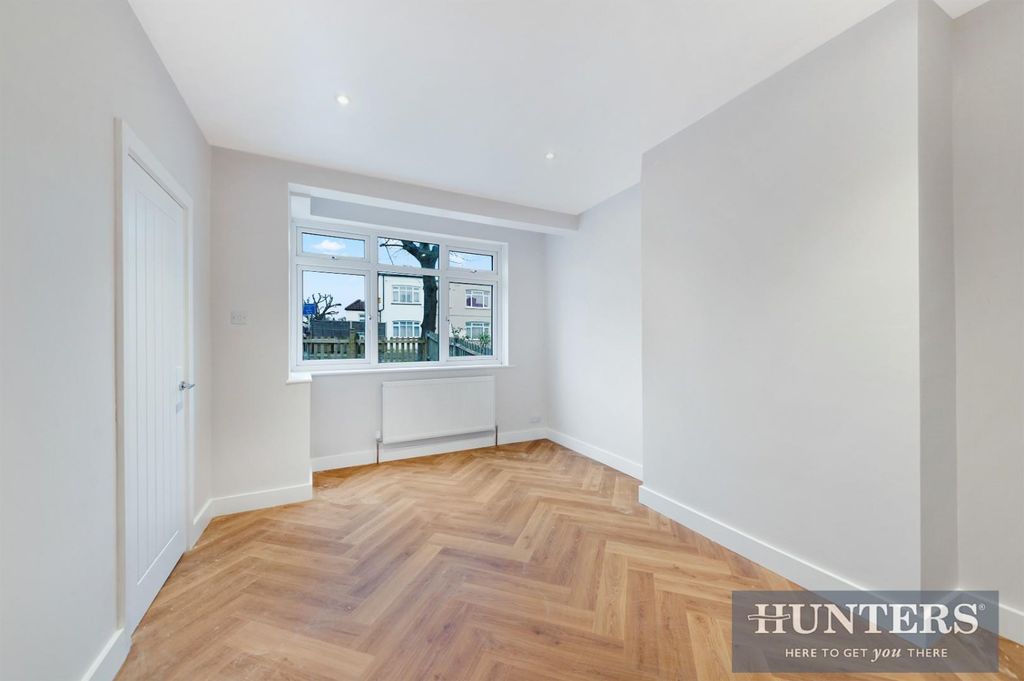 Property photo 2 of 12 Boscombe Road (1).Jpg