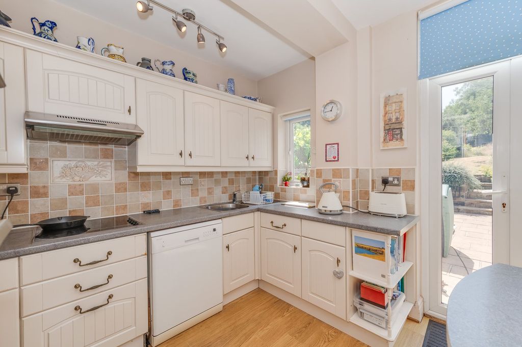 Property photo 2 of 27