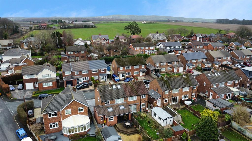 Property photo 2 of 34 Eagle Crescent Rear