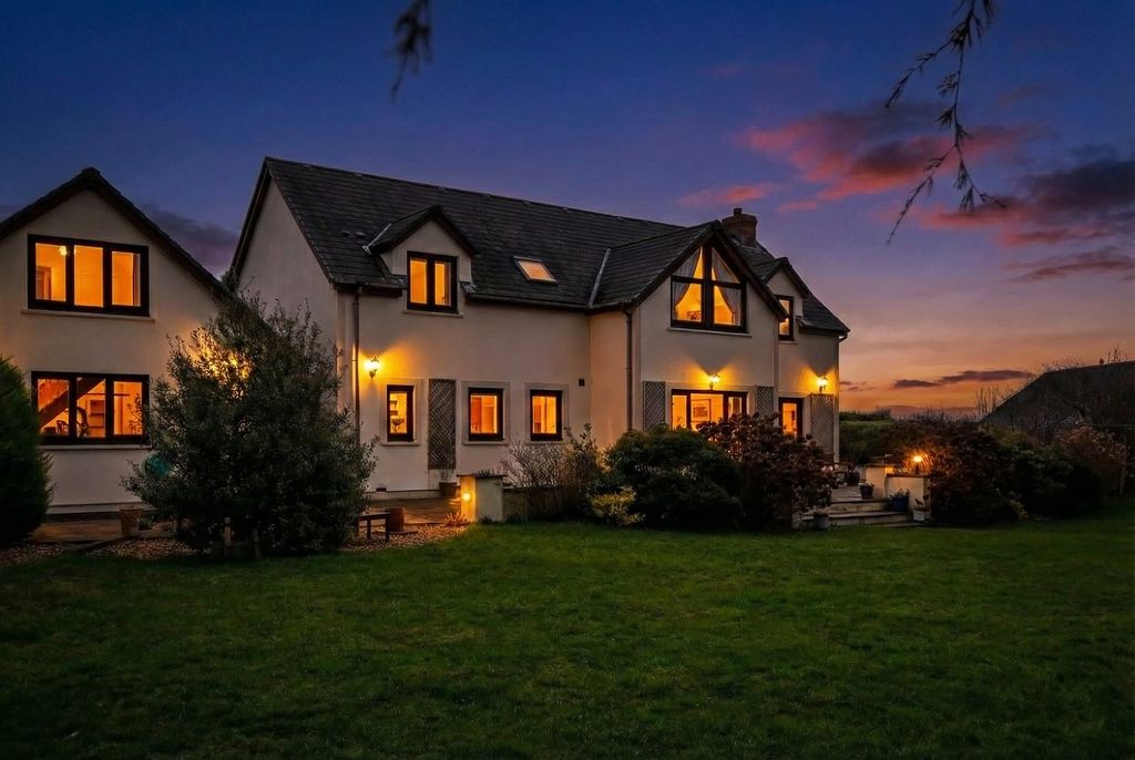 Property photo 2 of 28