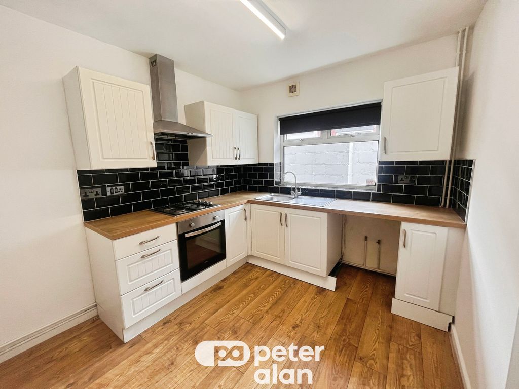 Property photo 3 of 8 Kitchen