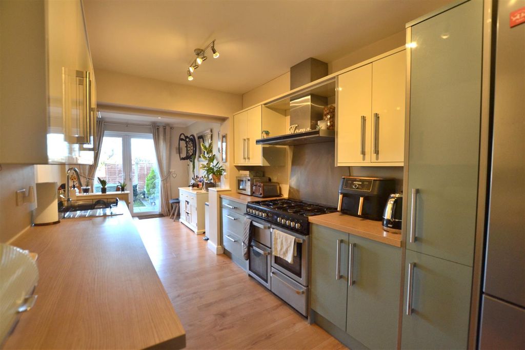 Property photo 3 of 17 Kitchen .Jpg