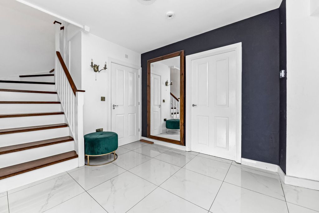 Property photo 2 of 32