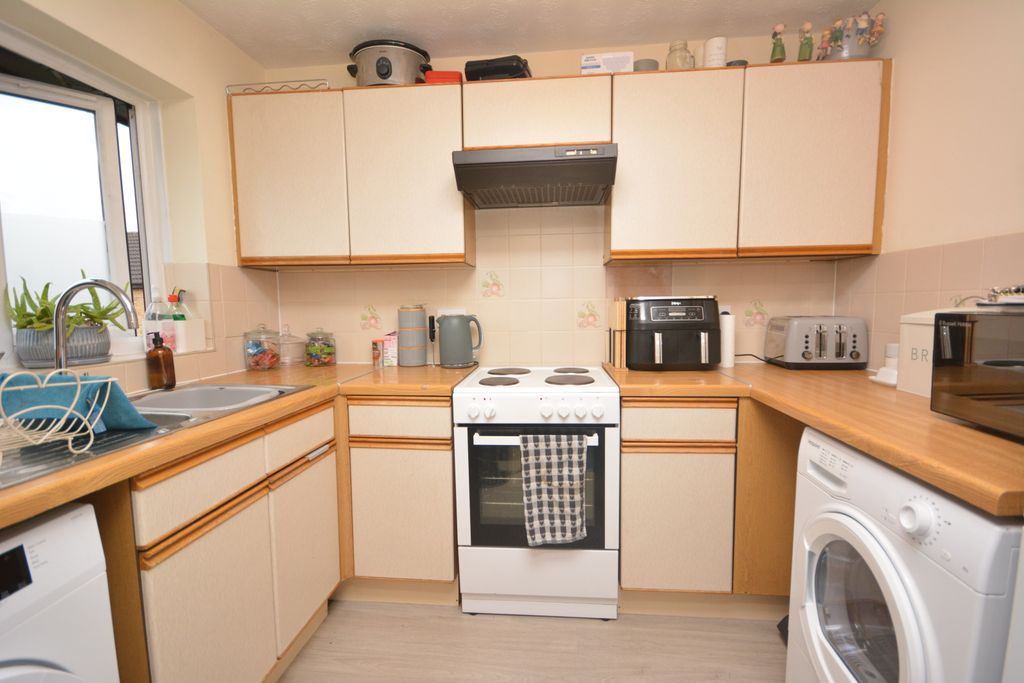 Property photo 3 of 6 Kitchen