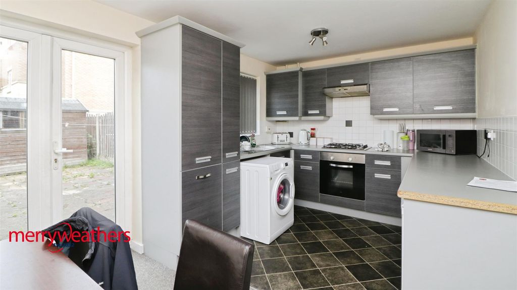 Property photo 2 of 10 Dining Kitchen