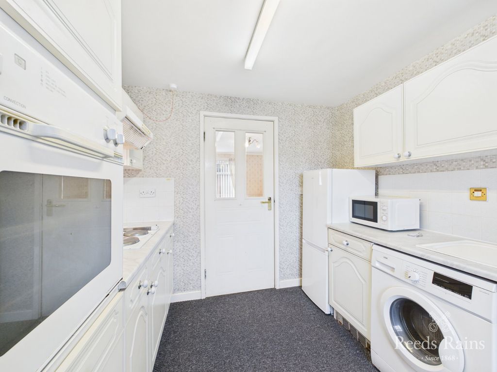 Property photo 3 of 17 Kitchen