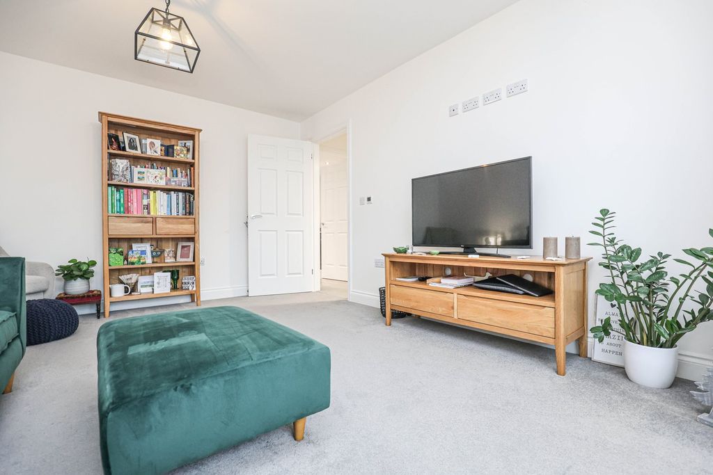 Property photo 3 of 24 Lounge