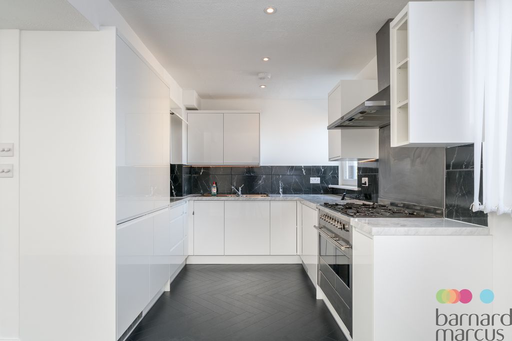 Property photo 3 of 15 Kitchen