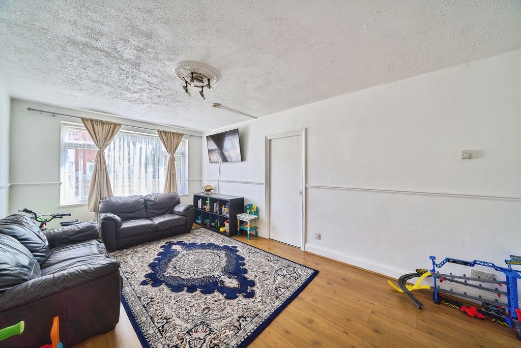 Property photo 3 of 17 Photo