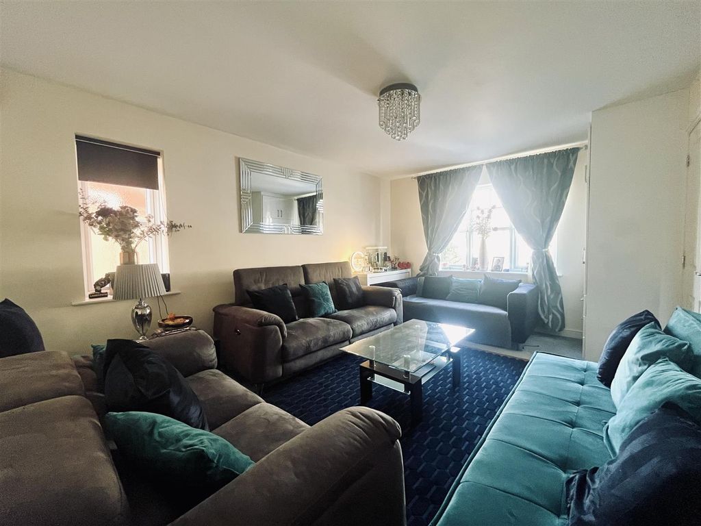 Property photo 2 of 31 Lounge