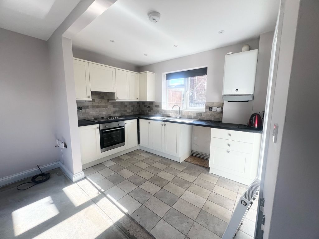 Property photo 2 of 10 Kitchen