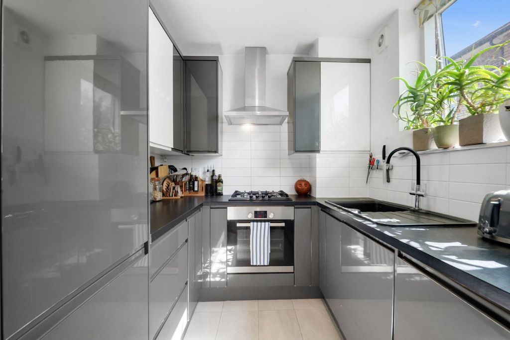 Property photo 3 of 10 Kitchen