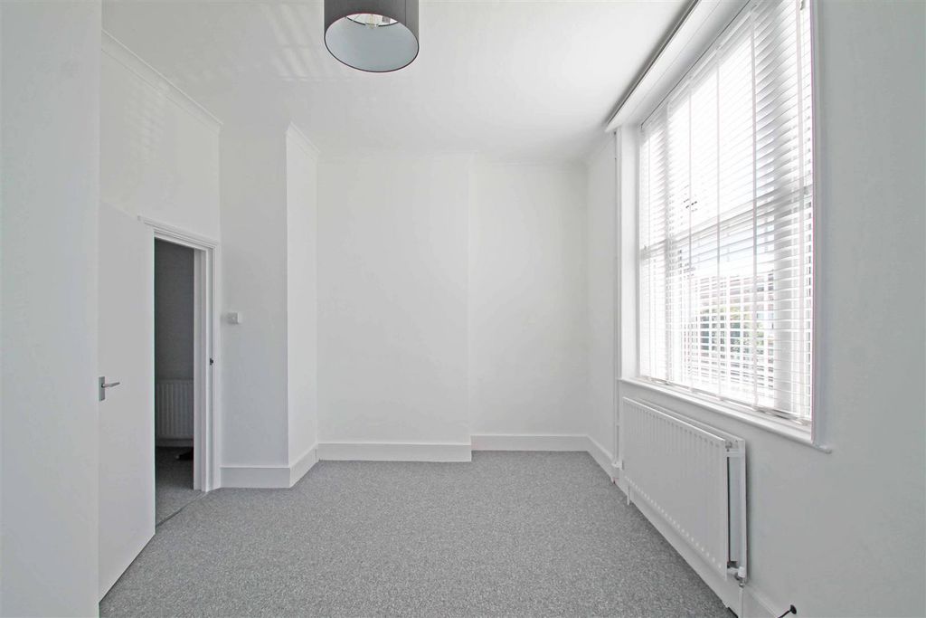 Property photo 3 of 18 Reception