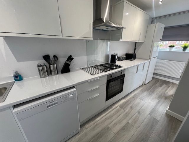 Property photo 3 of 10 Kitchen