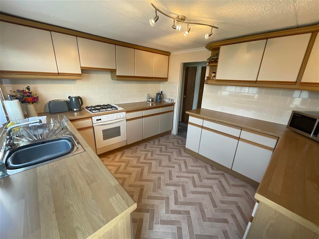 Property photo 3 of 8 Kitchen