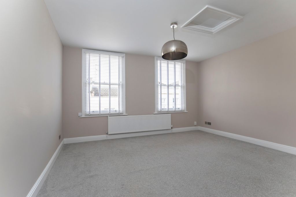 Property photo 2 of 8 Flat 5, 51-53 High St-03