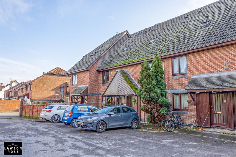 Property photo 3 of 20 .