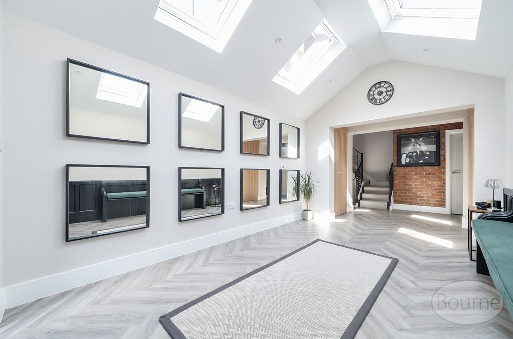 Property photo 2 of 21 0c0137Ed-d640-43d...