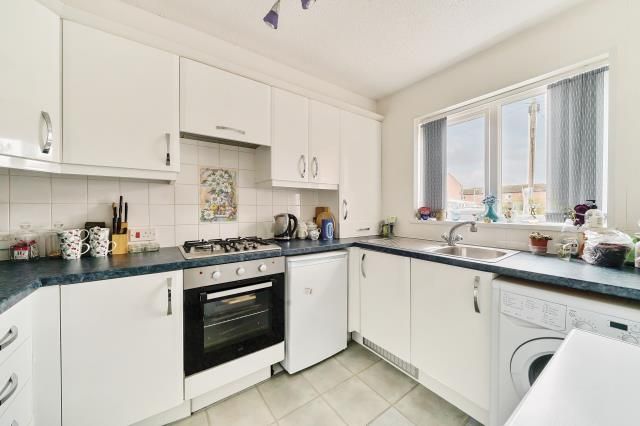 Property photo 3 of 10 Kitchen