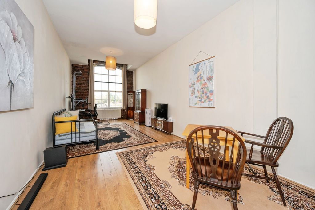 Property photo 2 of 11 Living Room