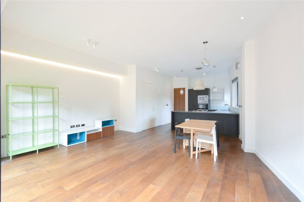 Property photo 2 of 20 Reception/ Kitchen