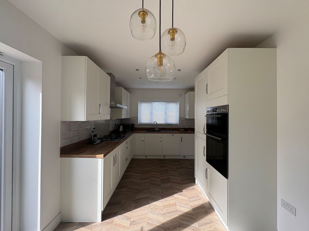 Property photo 2 of 18 Kitchen
