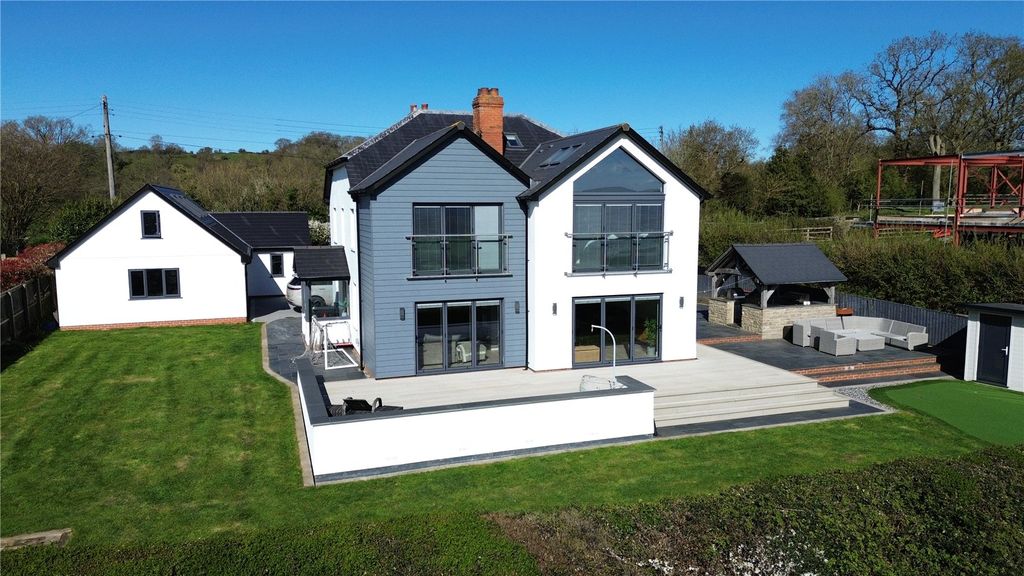 Property photo 2 of 32 Picture No. 12