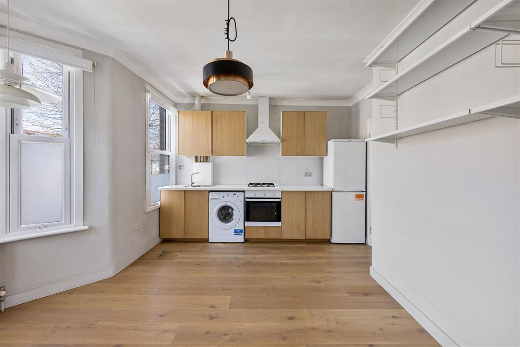 Property photo 3 of 13 Malta Road, E17
