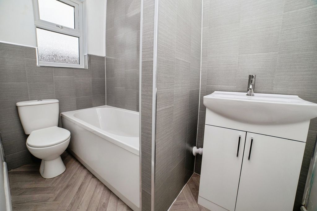 Property photo 3 of 17 Bathroom