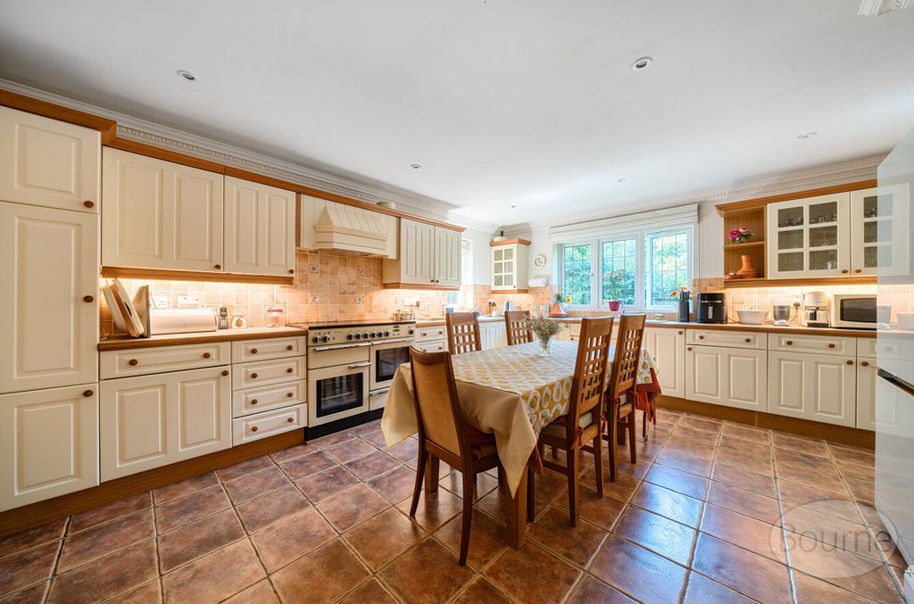 Property photo 2 of 21 F8c2B340-52B3-433...