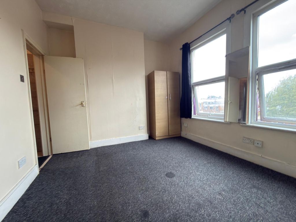 Property photo 1 of 5 Compact Size Studio With Seperate Kitchen- Ilford