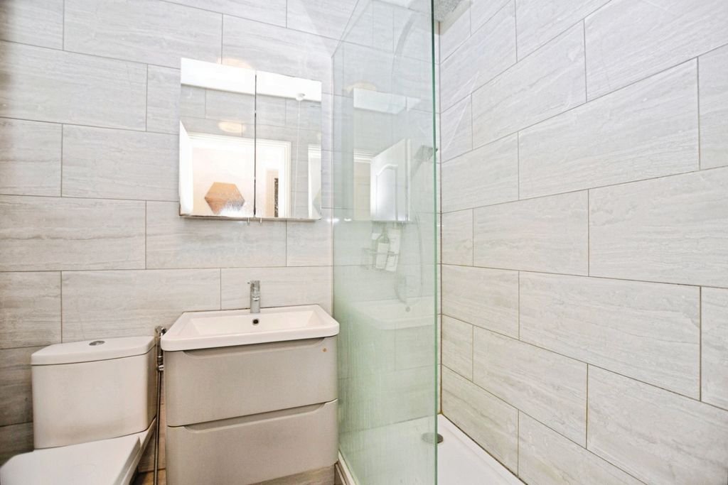 Property photo 3 of 10 Bathroom