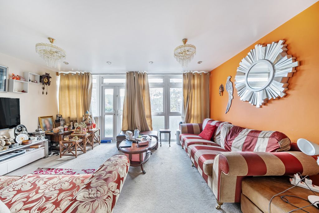 Property photo 2 of 18 1373392-18-68Ff82...