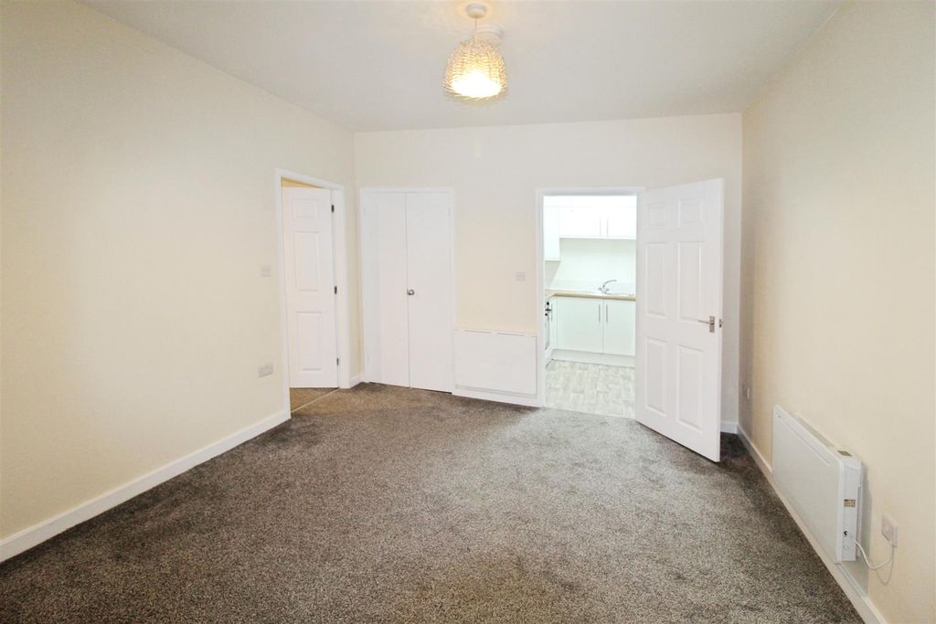 Property photo 3 of 10 Lounge