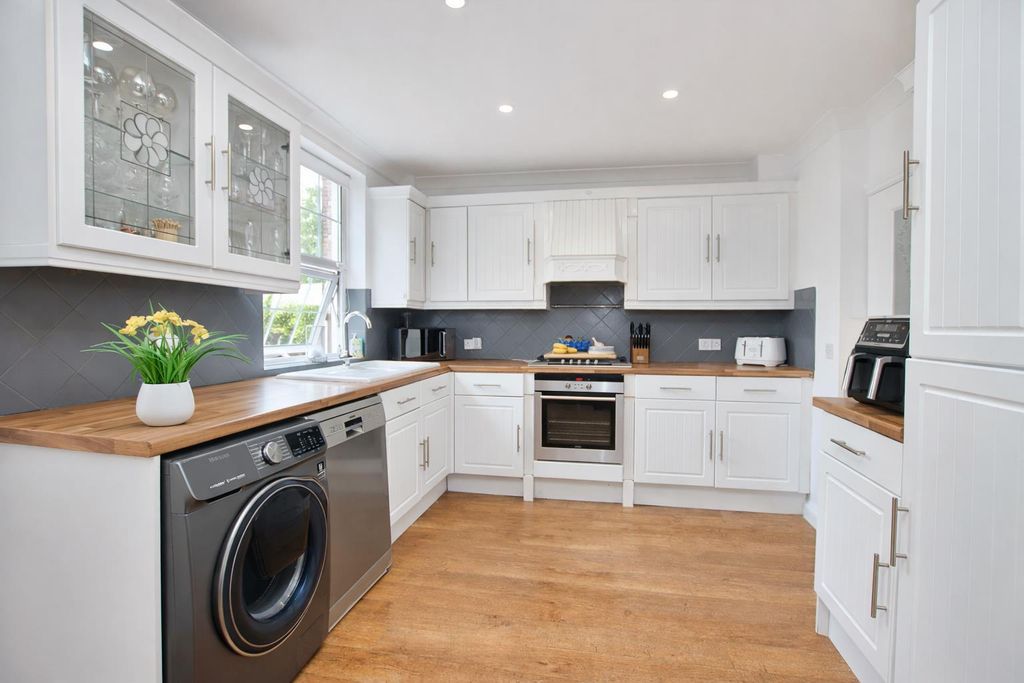 Property photo 3 of 15 F1E2F5d9-2659-47F6-8742-B7248B8A99c8.Png